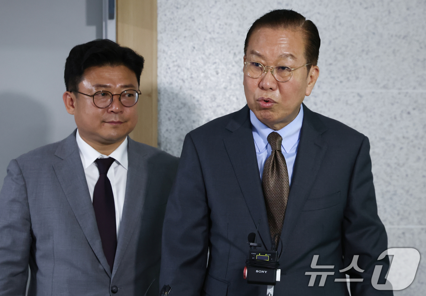 (서울=뉴스1) 김민지 기자 = 권영세 국민의힘 비상대책위원장이 2일 오전 서울 여의도 국회 의원회관에서 한덕수 전 국무총리의 대통령 선거 출마 선언과 관련한 취재진 질의에 답변하 …