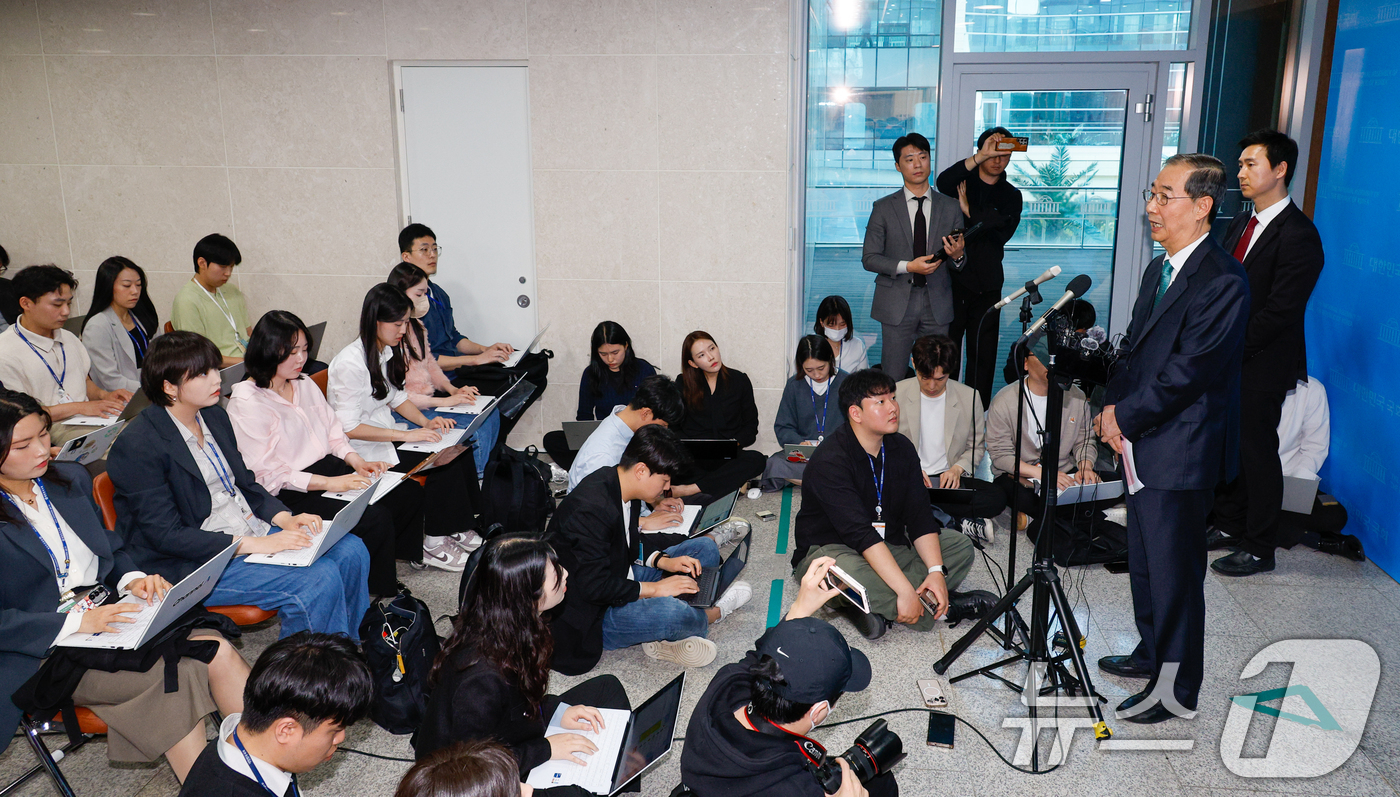 (서울=뉴스1) 안은나 기자 = 한덕수 전 국무총리가 2일 오전 서울 여의도 국회 소통관에서 '국민께 드리는 약속'을 주제로 제21대 대통령 선거 출마를 선언한 뒤 취재진 질의에 …