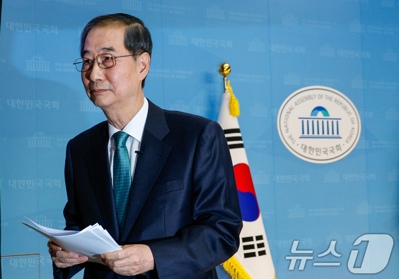 (서울=뉴스1) 안은나 기자 = 한덕수 전 국무총리가 2일 오전 서울 여의도 국회 소통관에서 '국민께 드리는 약속'을 주제로 제21대 대통령 선거 출마를 선언한 뒤 단상을 내려가고 …