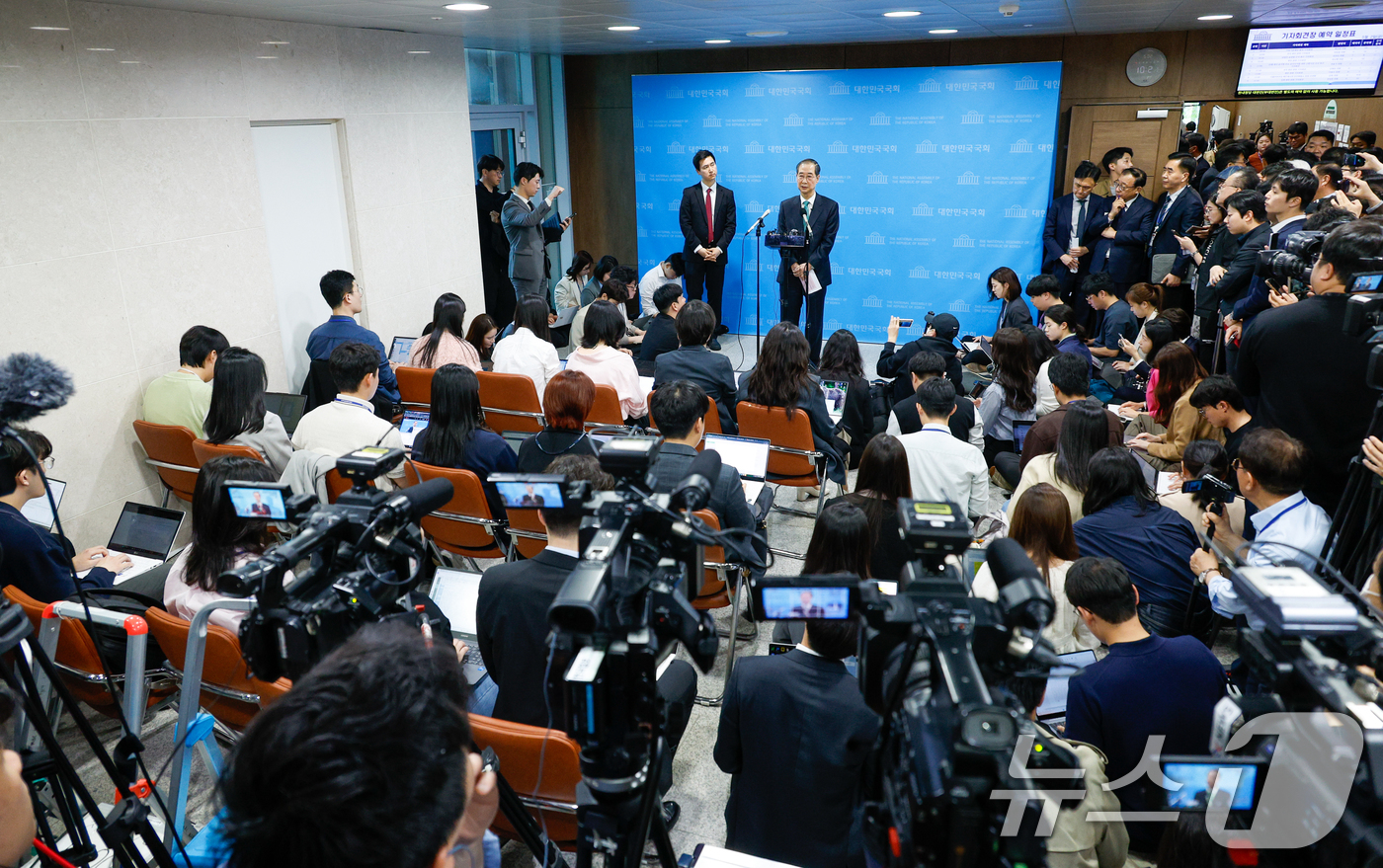 (서울=뉴스1) 안은나 기자 = 한덕수 전 국무총리가 2일 오전 서울 여의도 국회 소통관에서 '국민께 드리는 약속'을 주제로 제21대 대통령 선거 출마를 선언한 뒤 취재진 질의에 …