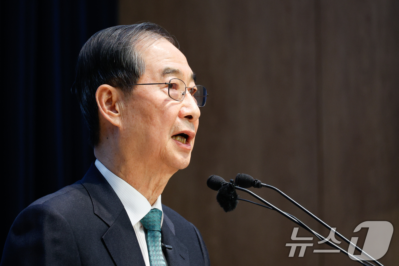 (서울=뉴스1) 안은나 기자 = 한덕수 전 국무총리가 2일 오전 서울 여의도 국회 소통관에서 '국민께 드리는 약속'을 주제로 제21대 대통령 선거 출마를 선언하고 있다. 2025. …