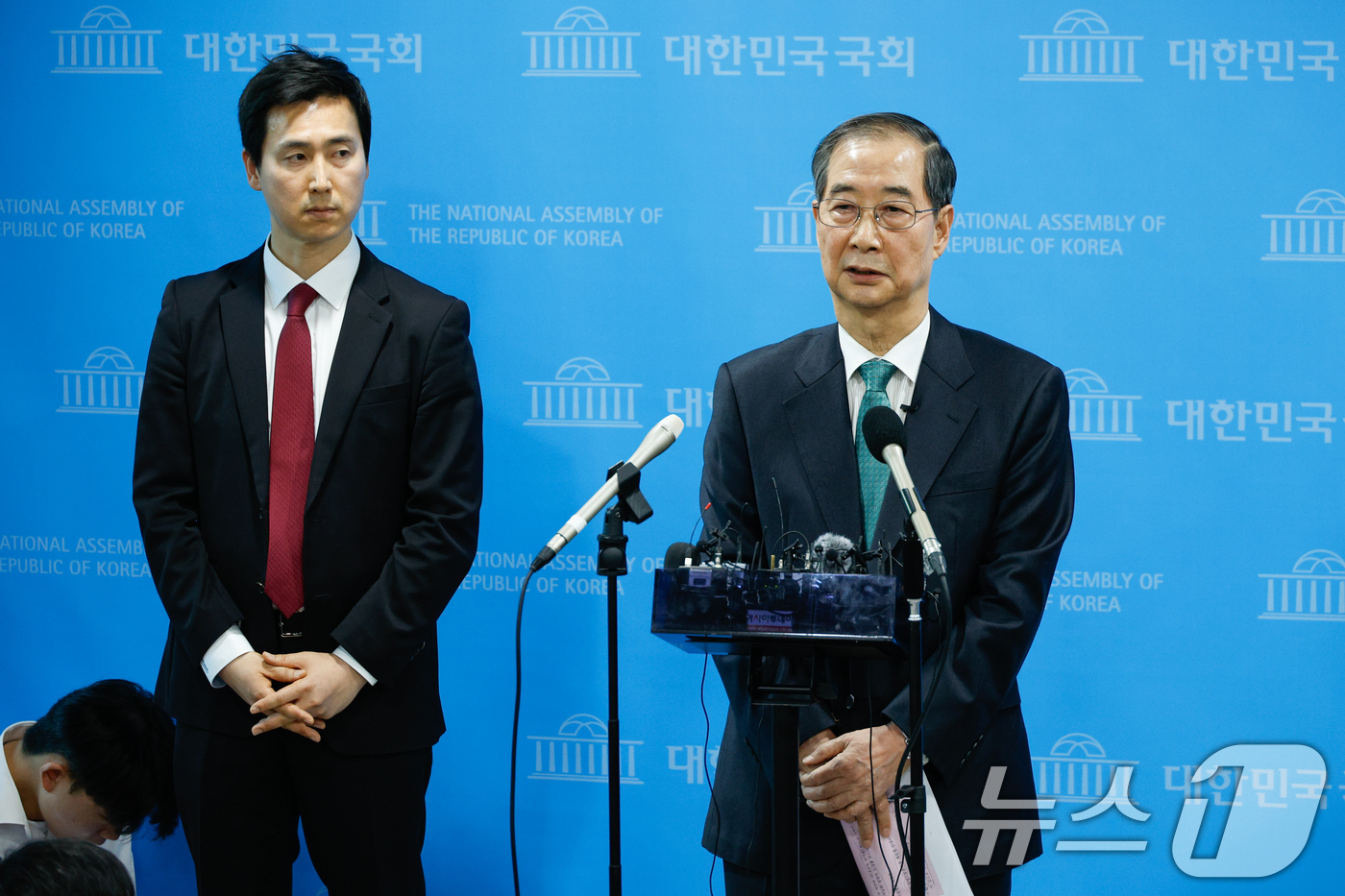 (서울=뉴스1) 안은나 기자 = 한덕수 전 국무총리가 2일 오전 서울 여의도 국회 소통관에서 '국민께 드리는 약속'을 주제로 제21대 대통령 선거 출마를 선언한 뒤 취재진 질의에 …