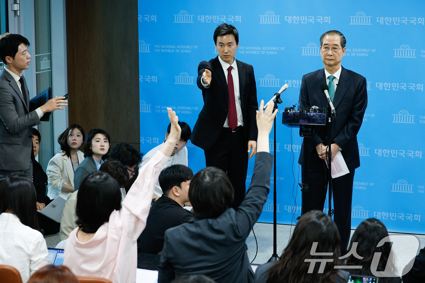 (서울=뉴스1) 안은나 기자 = 한덕수 전 국무총리가 2일 오전 서울 여의도 국회 소통관에서 '국민께 드리는 약속'을 주제로 제21대 대통령 선거 출마를 선언한 뒤 취재진 질문을 …