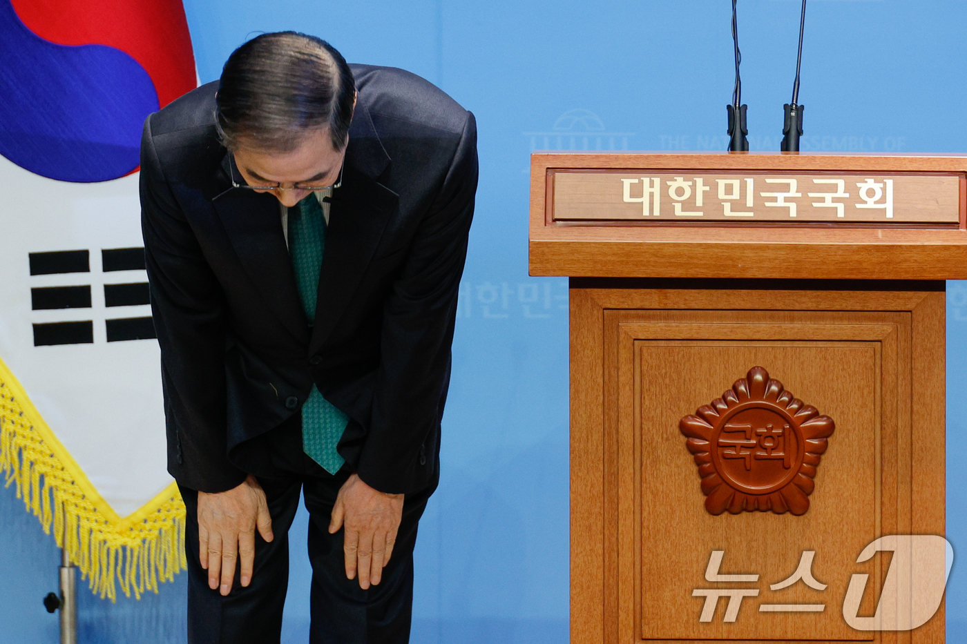 (서울=뉴스1) 안은나 기자 = 한덕수 전 국무총리가 2일 오전 서울 여의도 국회 소통관에서 '국민께 드리는 약속'을 주제로 제21대 대통령 선거 출마를 선언하기 앞서 인사하고 있 …