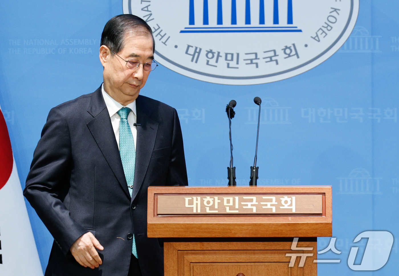 (서울=뉴스1) 안은나 기자 = 한덕수 전 국무총리가 2일 오전 서울 여의도 국회 소통관에서 '국민께 드리는 약속'을 주제로 제21대 대통령 선거 출마를 선언하기 위해 단상에 오르 …