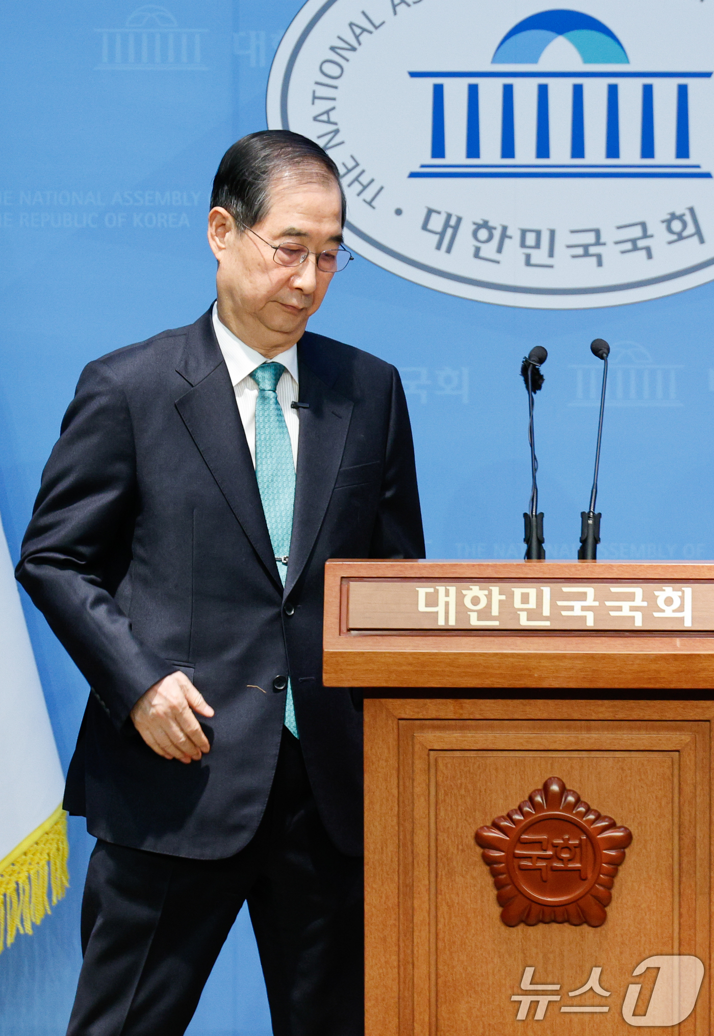 (서울=뉴스1) 안은나 기자 = 한덕수 전 국무총리가 2일 오전 서울 여의도 국회 소통관에서 '국민께 드리는 약속'을 주제로 제21대 대통령 선거 출마를 선언하기 위해 단상에 오르 …