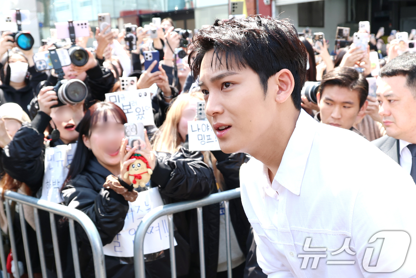 (서울=뉴스1) 권현진 기자 = 그룹 세븐틴 민규가 2일 오전 서울 성동구 엠엠성수 팝업 행사장에서 열린 초코바 브랜드 '스니커즈 에너지 스테이션' 팝업 행사에 참석하고 있다. 2 …