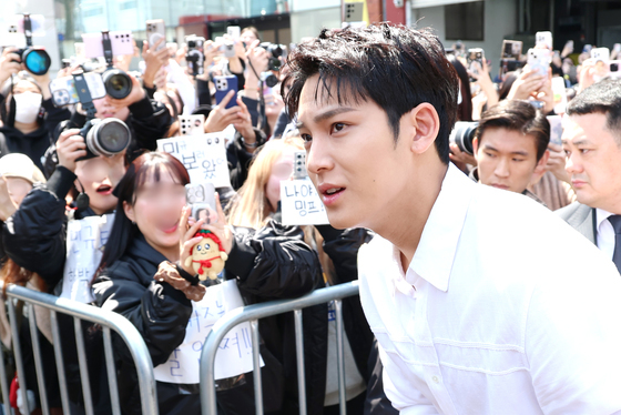 세븐틴 민규 등장에 성수동 마비