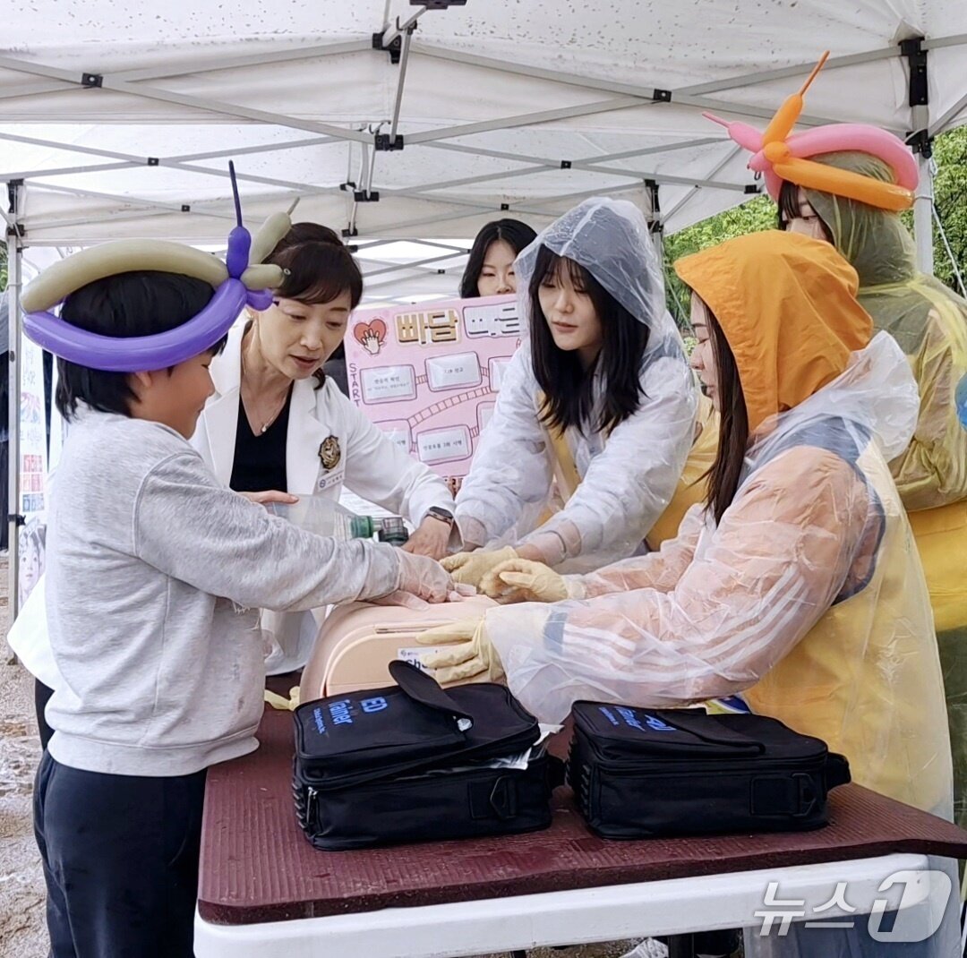 본문 이미지 - 한림성심대학교 간호학부 CPR 봉사 동아리는 지난 1일 춘천 공지천 일대에서 개최된 ‘어린이가 행복한 춘천’ 행사장에서 주민 등을 대상으로 응급처치 교육을 실시했다.(한림성심대 측 제공. 재판매 및 DB금지)/뉴스1