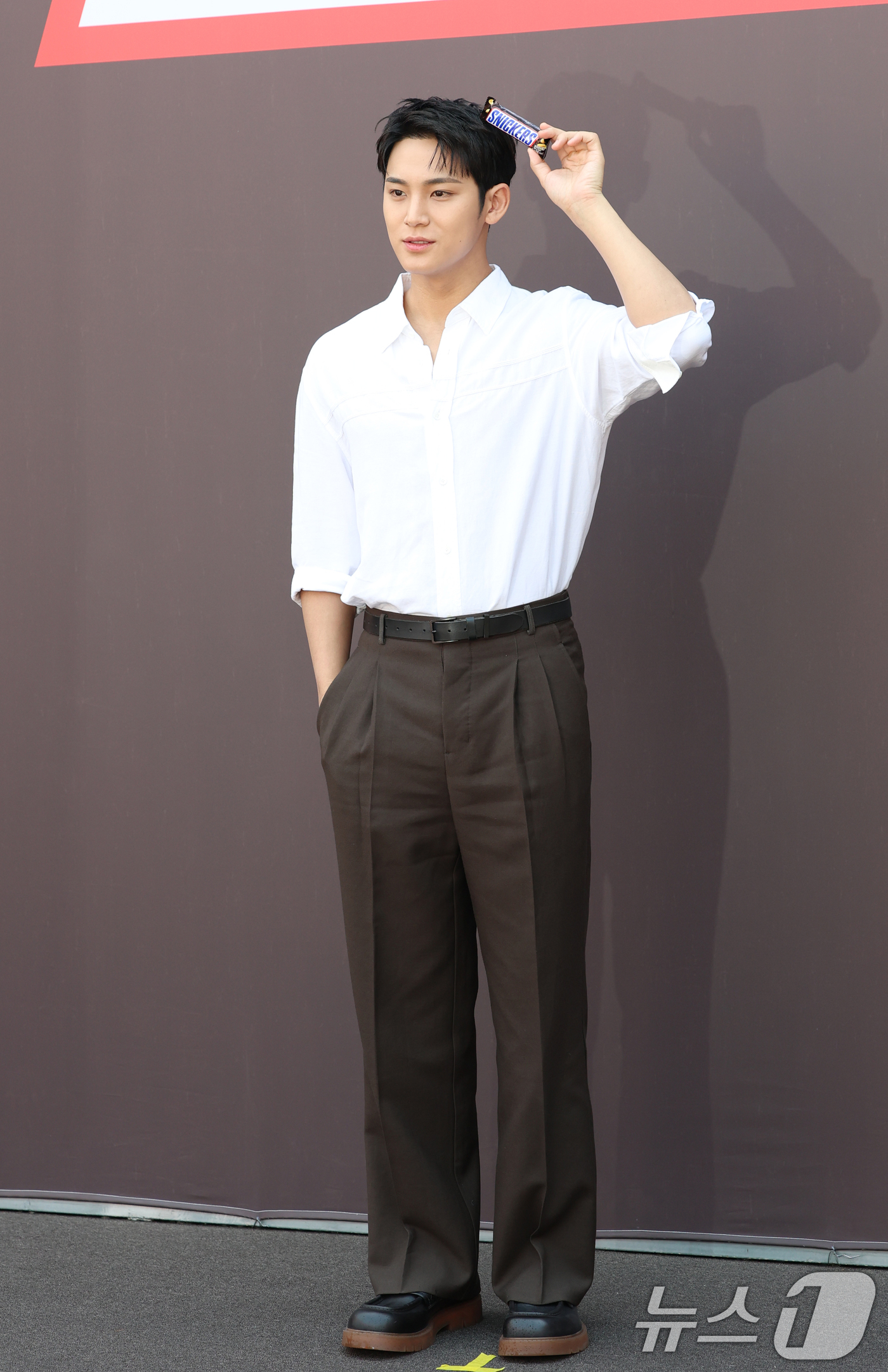 (서울=뉴스1) 권현진 기자 = 그룹 세븐틴 민규가 2일 오전 서울 성동구 엠엠성수 팝업 행사장에서 열린 초코바 브랜드 '스니커즈 에너지 스테이션' 팝업 행사에 참석해 포즈를 취하 …