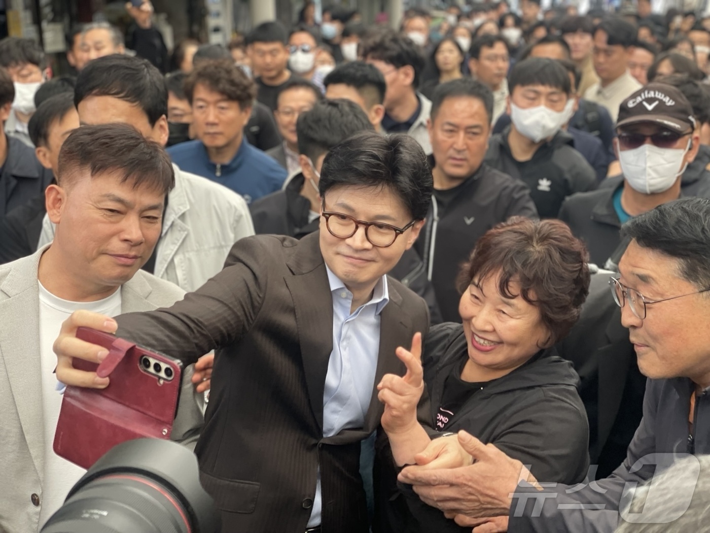 (창원=뉴스1) 강정태 기자 = 한동훈 국민의힘 대선 경선 후보가 2일 오전 경남 창원시 마산어시장에서 시민과 기념촬영을 하고 있다. 2025.5.2/뉴스1