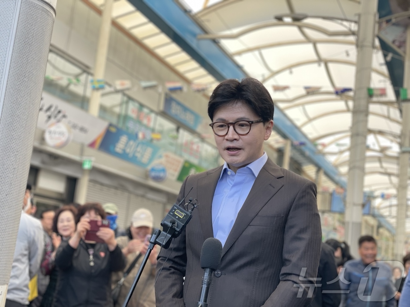 (창원=뉴스1) 강정태 기자 = 한동훈 국민의힘 대선 경선 후보가 2일 오전 경남 창원시 마산어시장에서 취재진의 질문에 답하고 있다. 2025.5.2/뉴스1