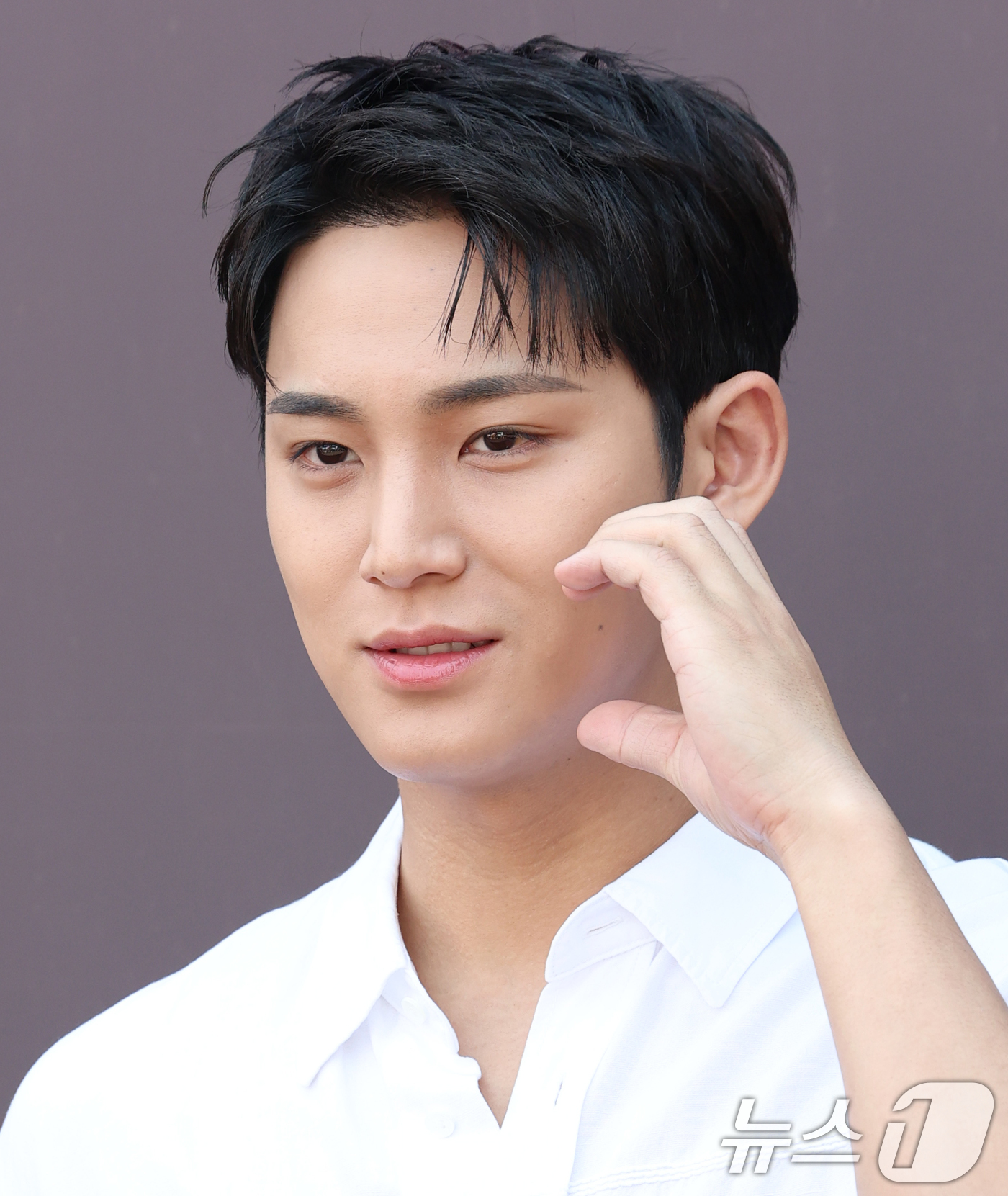 (서울=뉴스1) 권현진 기자 = 그룹 세븐틴 민규가 2일 오전 서울 성동구 엠엠성수 팝업 행사장에서 열린 초코바 브랜드 '스니커즈 에너지 스테이션' 팝업 행사에 참석해 포즈를 취하 …