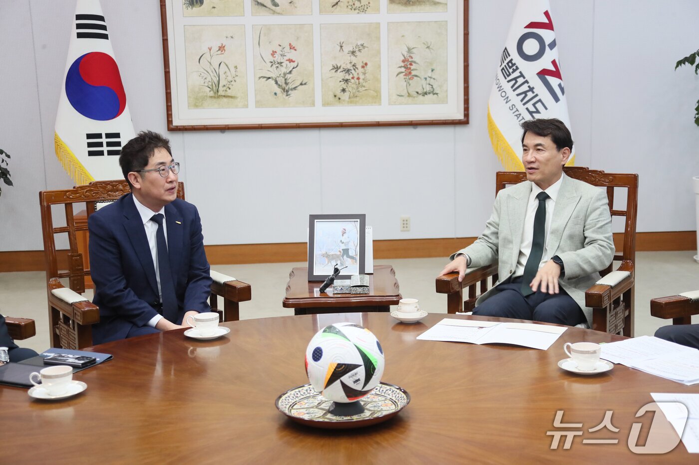 본문 이미지 - 김진태 강원도지사는 2일 도청 통상상담실에서 권백신 코레일관광개발 대표이사와 철도관광 활성화를 위한 구체적인 협력 방안을 논의했다.(강원도 제공. 재판매 및 DB금지)/뉴스1