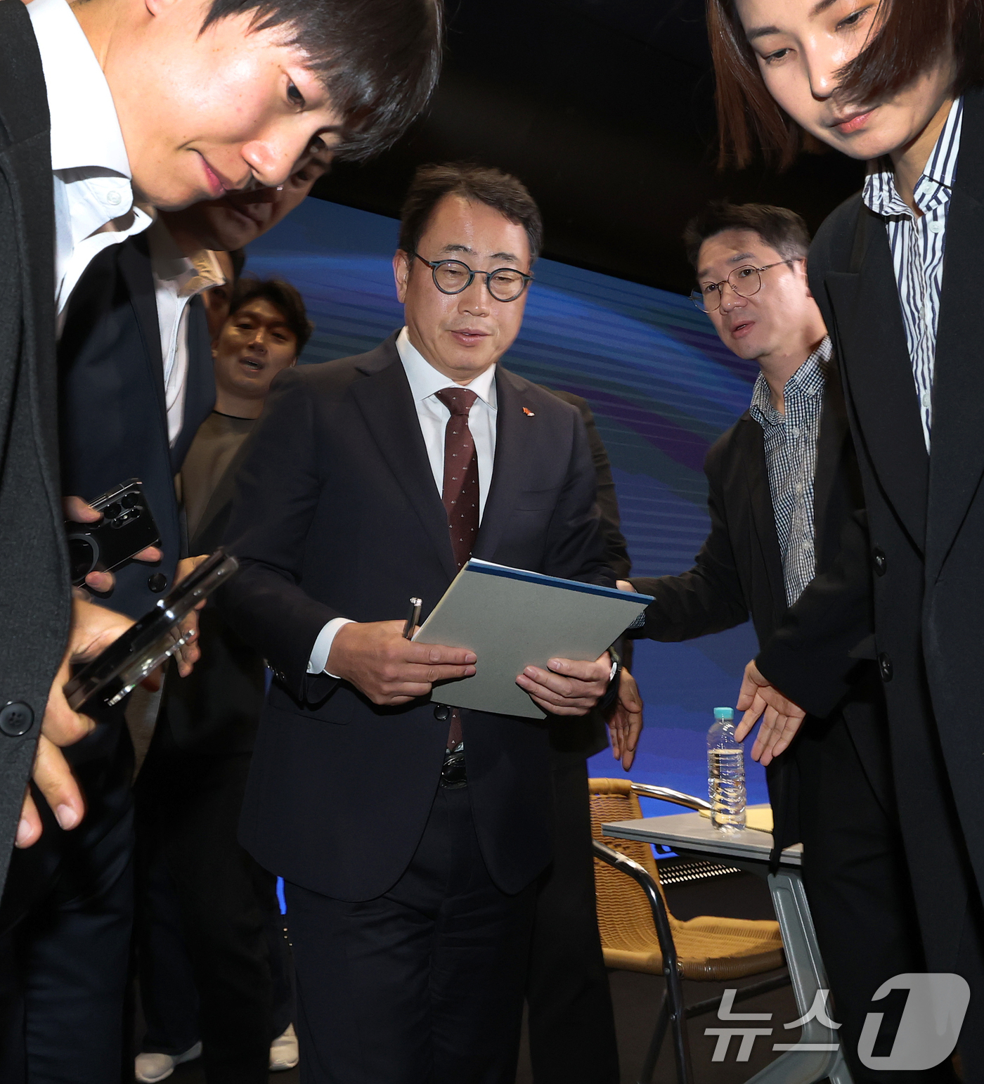 (서울=뉴스1) 오대일 기자 = 유영상 SK텔레콤 대표이사가 2일 오전 서울 중구 SK텔레콤 T타워에서 열린 사이버 침해 관련 일일 브리핑을 마친 후 퇴장하고 있다. 2025.5. …