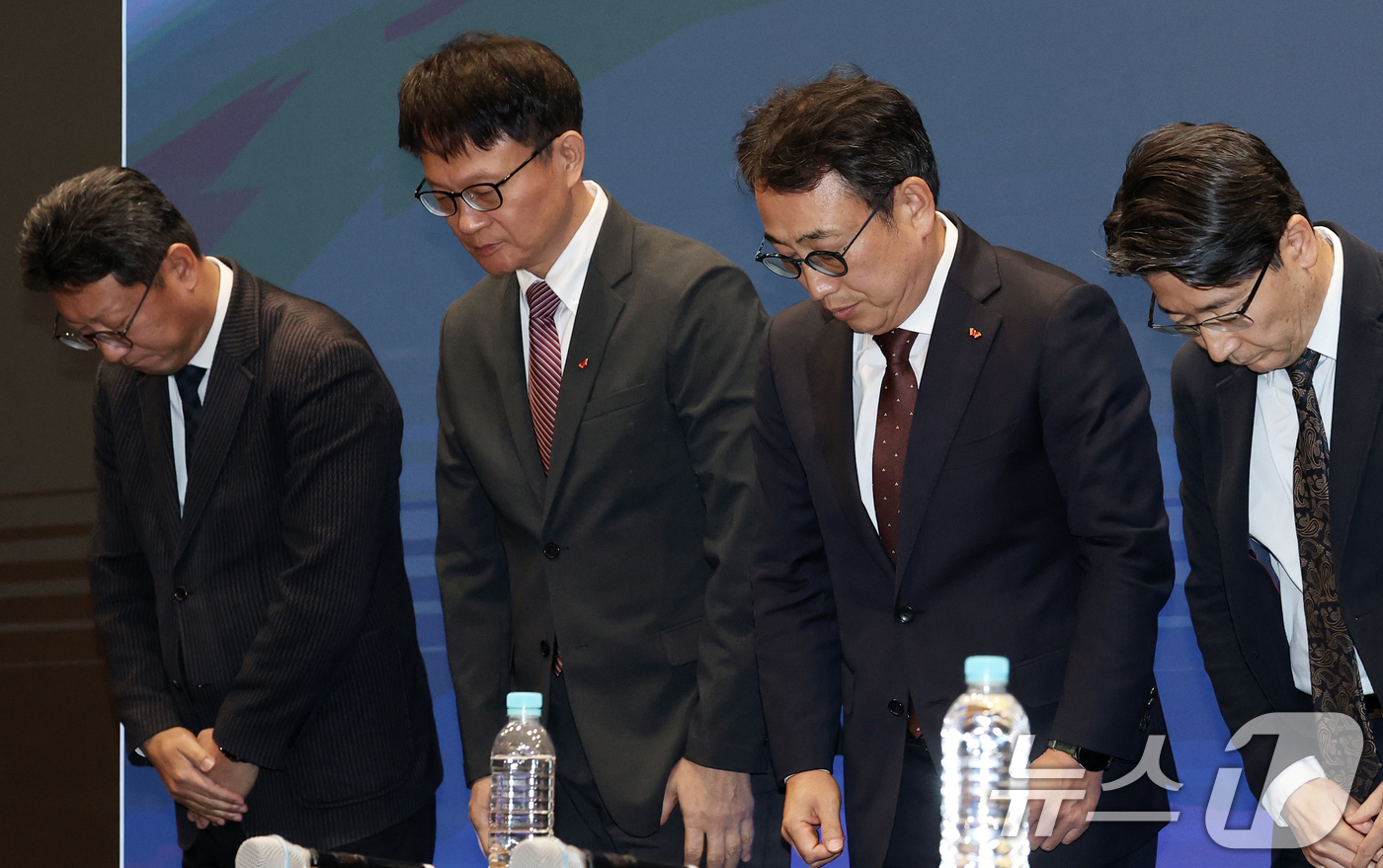 (서울=뉴스1) 오대일 기자 = 유영상 SK텔레콤 대표이사(오른쪽 두번째)를 비롯한 경영진 2일 오전 서울 중구 SK텔레콤 T타워에서 열린 사이버 침해 관련 일일 브리핑에서 유심( …