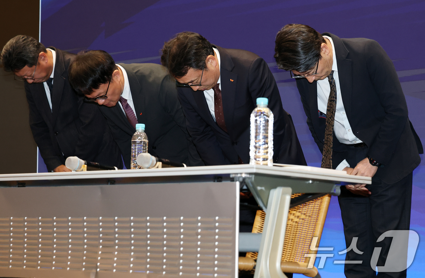 (서울=뉴스1) 오대일 기자 = 유영상 SK텔레콤 대표이사(오른쪽 두번째)를 비롯한 경영진 2일 오전 서울 중구 SK텔레콤 T타워에서 열린 사이버 침해 관련 일일 브리핑에서 유심( …