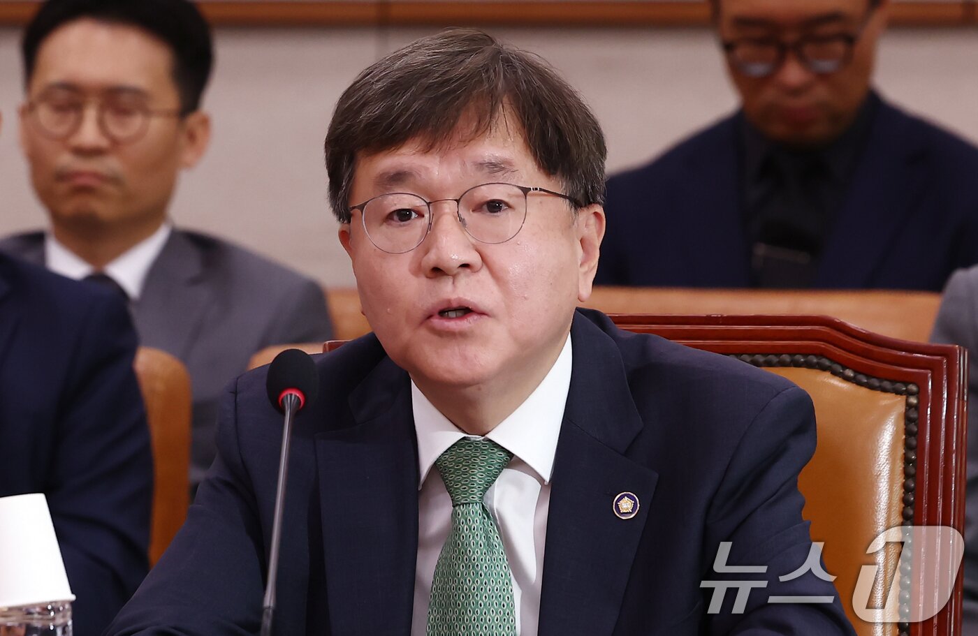 본문 이미지 - 배형원 법원행정처 차장이 2일 오전 서울 여의도 국회에서 열린 법제사법위원회 전체회의에서 의원 질의에 답변하고 있다. 2025.5.2/뉴스1 ⓒ News1 김민지 기자