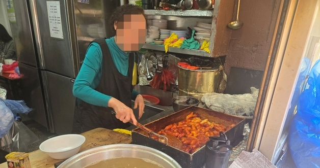 떡볶이집서 카드 결제 못한 외국인, 주인 할머니가 데려간 곳이 뜻밖