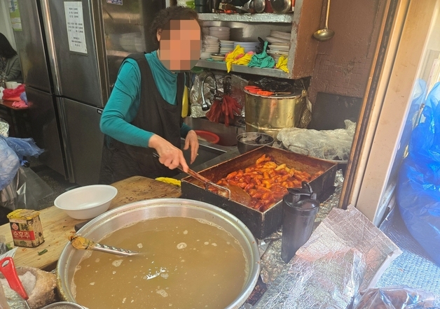 떡볶이집서 카드 결제 못한 외국인, 주인 할머니가 데려간 곳이 뜻밖