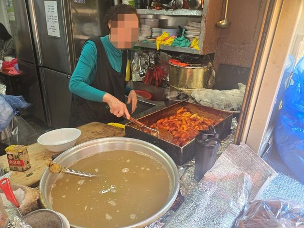 떡볶이집서 카드 결제 못한 외국인, 주인 할머니가 데려간 곳이 뜻밖