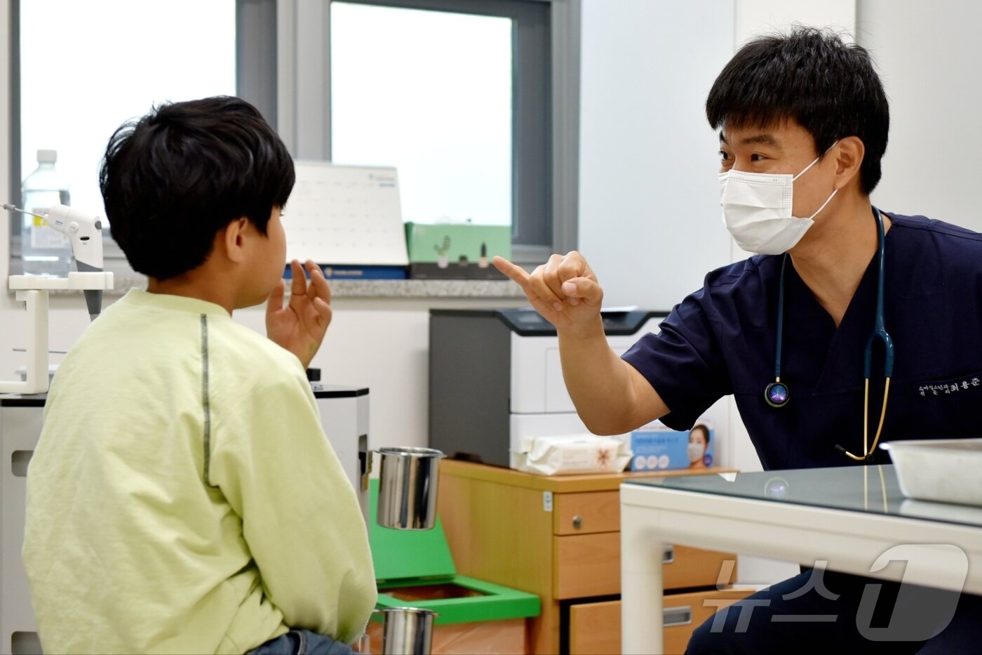 본문 이미지 - 2일 오전 전남 곡성보건의료원에 마련된 소아과 진료실에서 아이들이 진료를 받고 있다. 곡성은 1960년 소아과 전문의 제도가 생긴 이래 이날 처음으로 상시 소아과가 들어섰다.2025.5.2/뉴스1 ⓒ News1 김동수 기자
