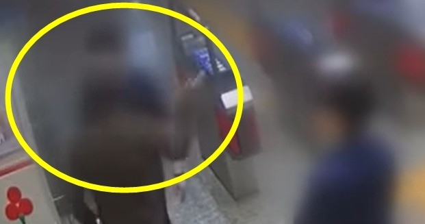개찰구 안 열린다고 폭행당한 역무원…"아내·딸 앞 펑펑 울었다" [영상]