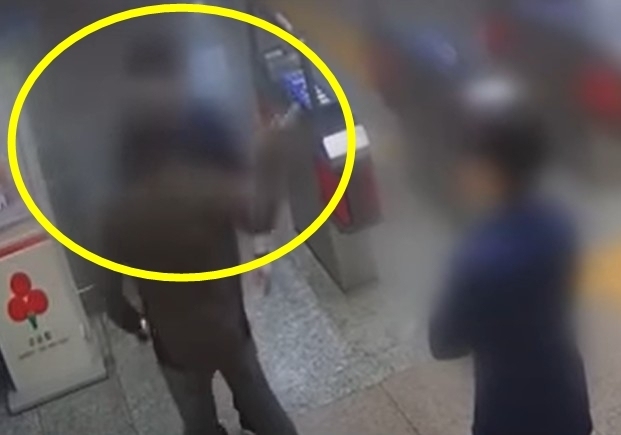 개찰구 안 열린다고 폭행당한 역무원…"딸 앞서 펑펑" 