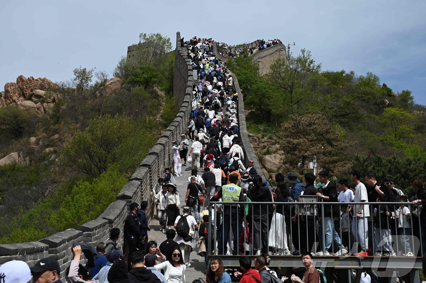 (베이징 AFP=뉴스1) 우동명 기자 = 1일(현지시간) 중국 노동절 5일 황금연휴 첫 날 베이징 팔달령에 있는 만리장성에 관광객이 북적이고 있다. 2025.05.02ⓒ AFP=뉴 …