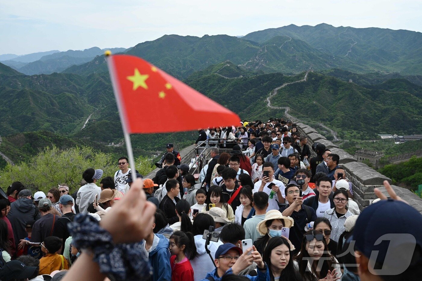 본문 이미지 - 1일&#40;현지시간&#41; 중국 노동절 5일 황금연휴 첫 날 베이징 팔달령에 있는 만리장성에 관광객이 북적이고 있다. 2025.05.02 ⓒ AFP=뉴스1 ⓒ News1 우동명 기자