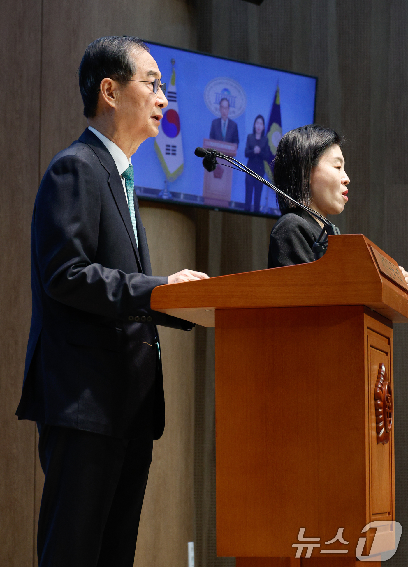 (서울=뉴스1) 안은나 기자 = 한덕수 전 국무총리가 2일 오전 서울 여의도 국회 소통관에서 '국민께 드리는 약속'을 주제로 제21대 대통령 선거 출마를 선언하고 있다. 2025. …