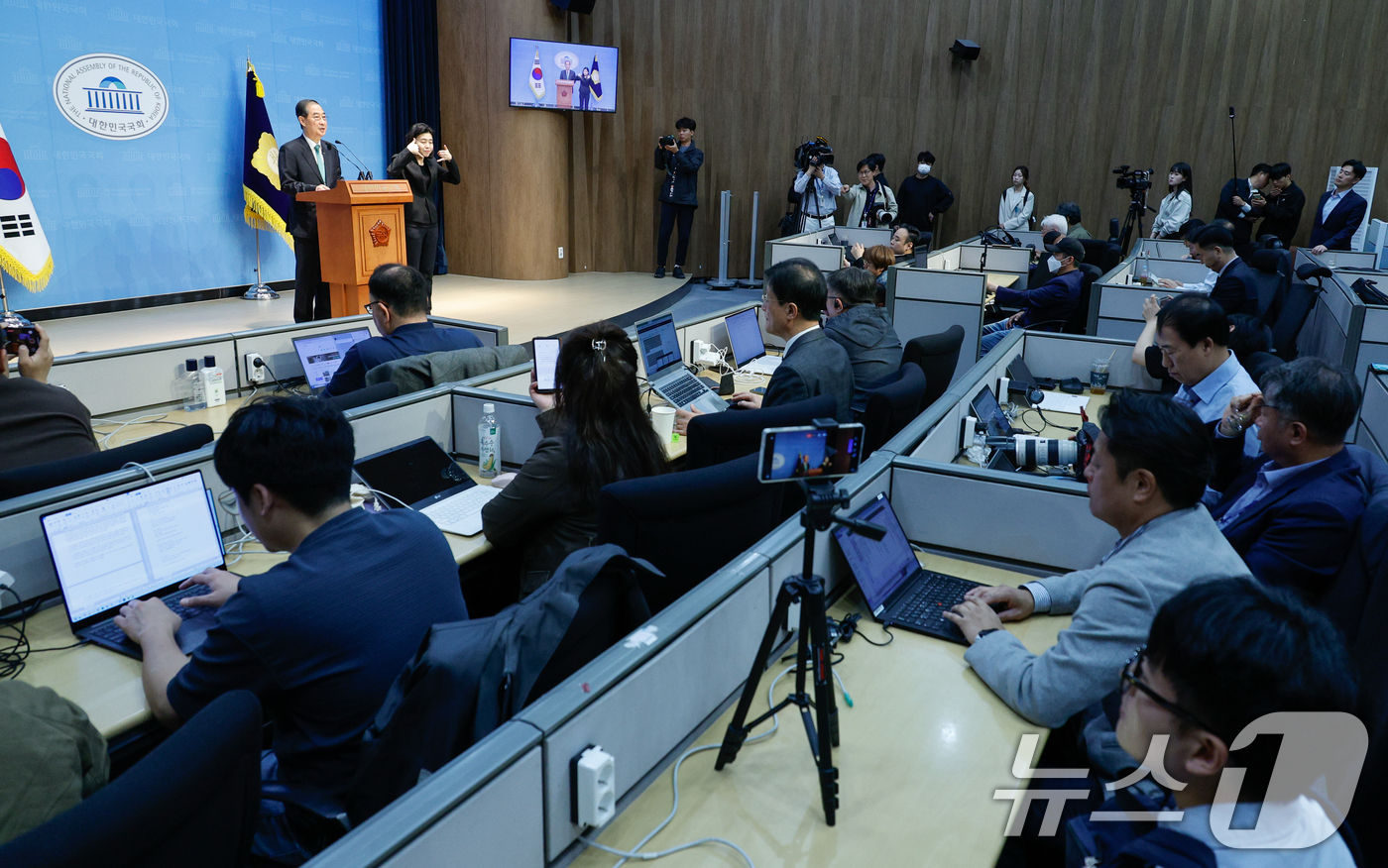 (서울=뉴스1) 안은나 기자 = 한덕수 전 국무총리가 2일 오전 서울 여의도 국회 소통관에서 '국민께 드리는 약속'을 주제로 제21대 대통령 선거 출마를 선언하고 있다. 2025. …