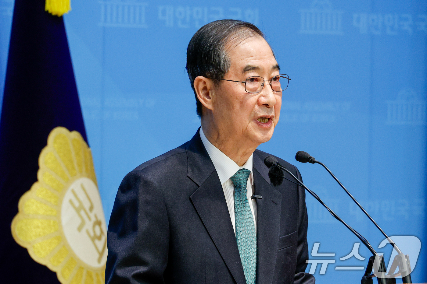 (서울=뉴스1) 안은나 기자 = 한덕수 전 국무총리가 2일 오전 서울 여의도 국회 소통관에서 '국민께 드리는 약속'을 주제로 제21대 대통령 선거 출마를 선언하고 있다. 2025. …