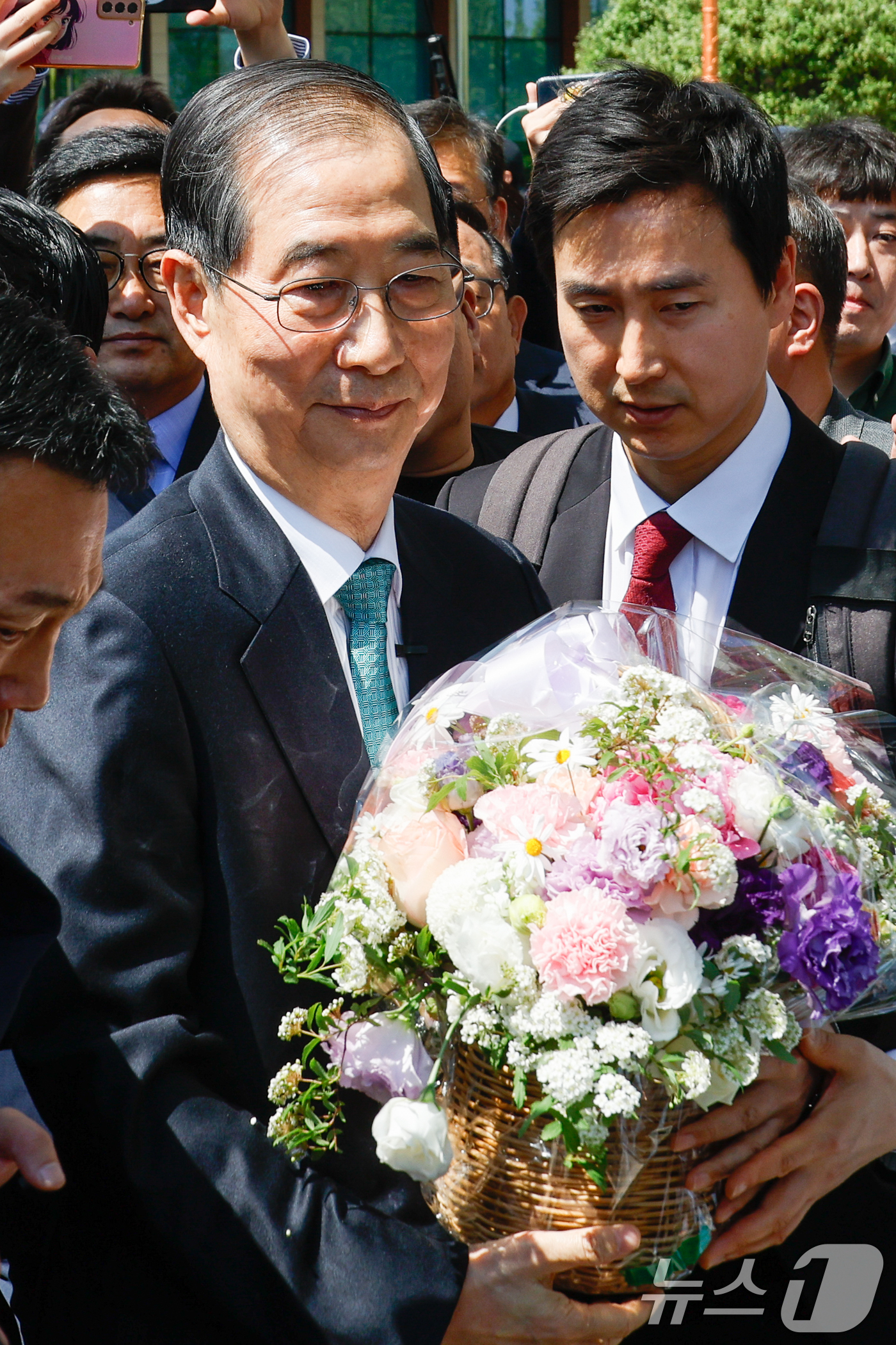 (서울=뉴스1) 안은나 기자 = 한덕수 전 국무총리가 2일 오전 서울 여의도 국회 소통관에서 '국민께 드리는 약속'을 주제로 제21대 대통령 선거 출마를 선언한 뒤 지지자로부터 받 …
