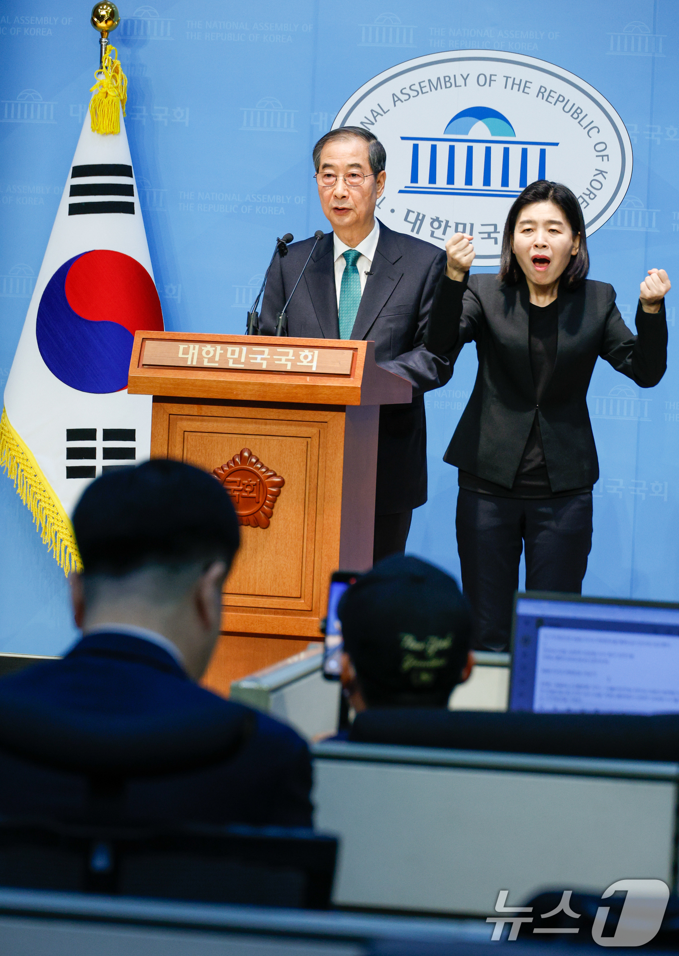 (서울=뉴스1) 안은나 기자 = 한덕수 전 국무총리가 2일 오전 서울 여의도 국회 소통관에서 '국민께 드리는 약속'을 주제로 제21대 대통령 선거 출마를 선언하고 있다. 2025. …