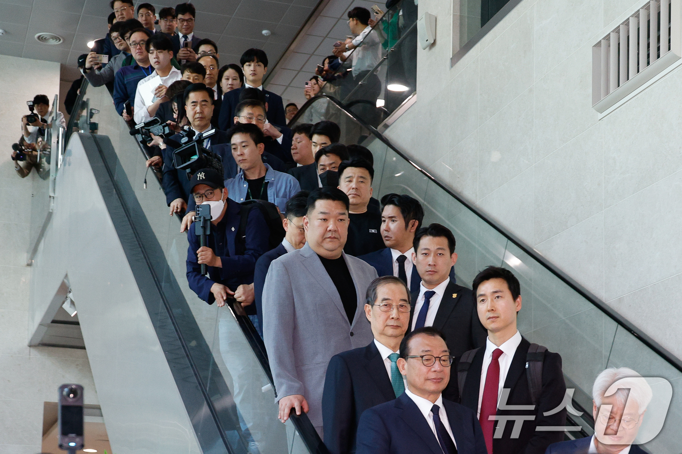 (서울=뉴스1) 안은나 기자 = 한덕수 전 국무총리가 2일 오전 서울 여의도 국회 소통관에서 '국민께 드리는 약속'을 주제로 제21대 대통령 선거 출마를 선언한 뒤 이동하고 있다. …