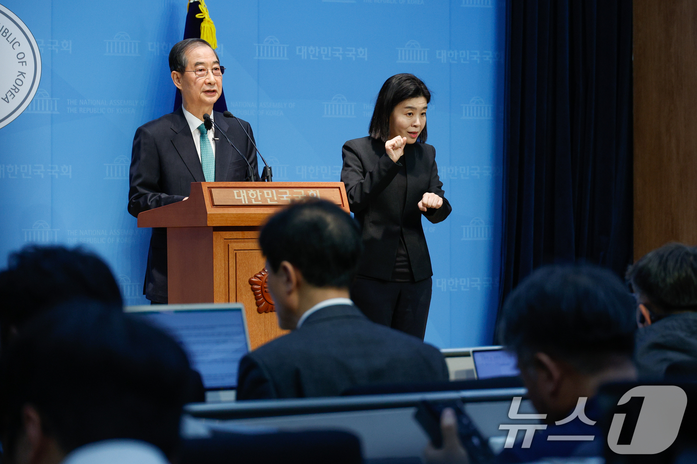 (서울=뉴스1) 안은나 기자 = 한덕수 전 국무총리가 2일 오전 서울 여의도 국회 소통관에서 '국민께 드리는 약속'을 주제로 제21대 대통령 선거 출마를 선언하고 있다. 2025. …