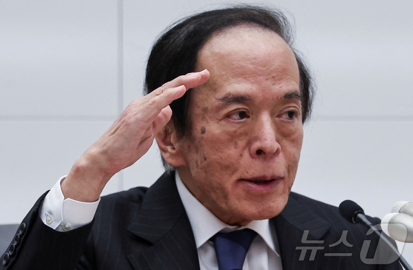 (도쿄 로이터=뉴스1) 우동명 기자 = 우에다 가즈오 일본은행 총재가 1일(현지시간) 도쿄에서 금융정책결정회의를 마친 뒤 기자회견을 갖고 "각국 통상정책 전개와 영향을 둘러싼 불확 …