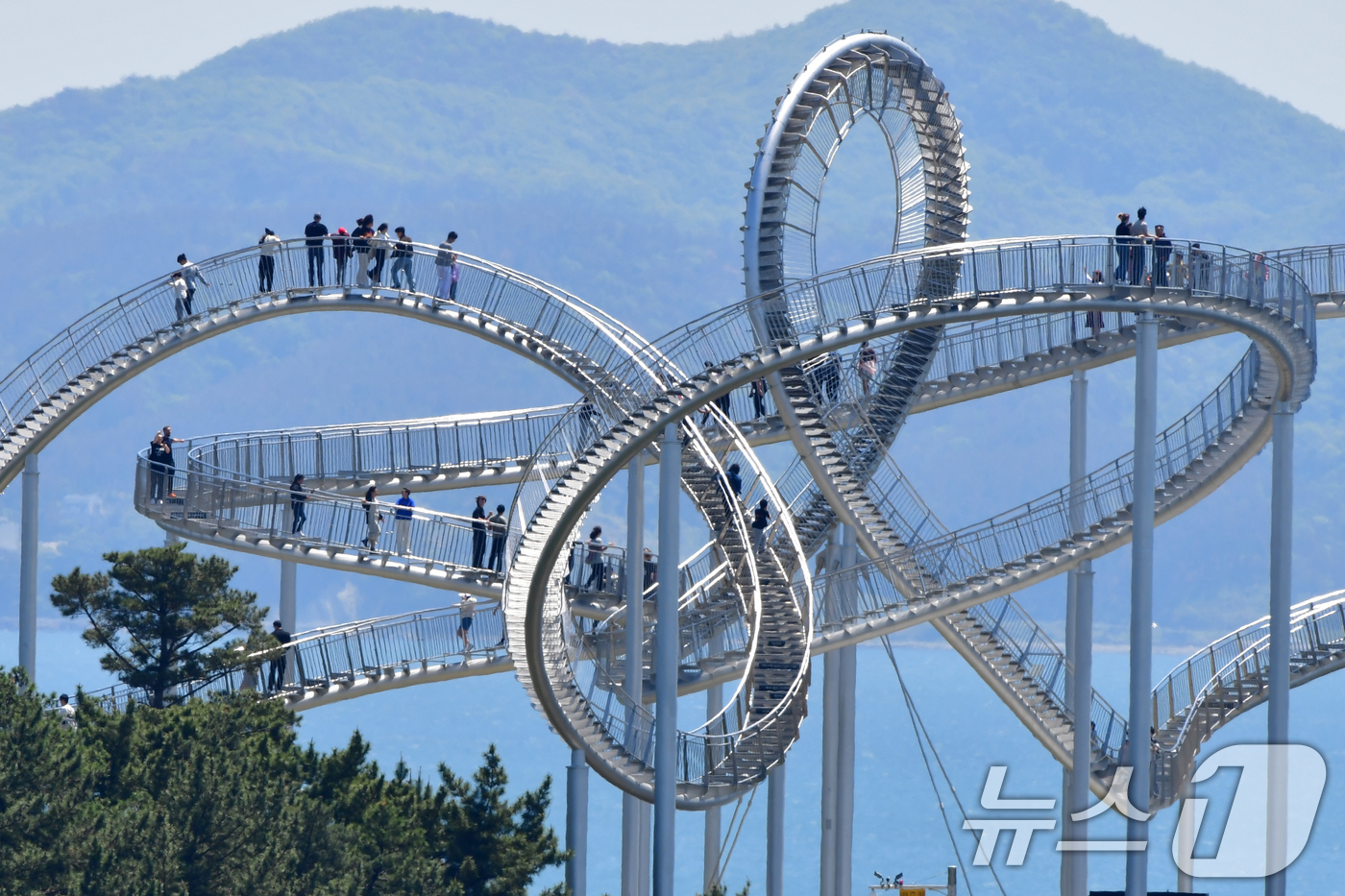 (포항=뉴스1) 최창호 기자 = 2일 경북 포항시 북구 환호공원 스페이스 워크를 찾은 관광객들이 화창한 날씨를 만끽하며 즐거운 시간을 보내고 있다.  2025.5.2/뉴스1