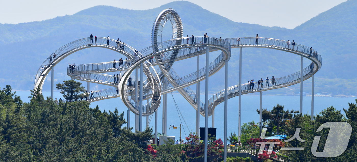(포항=뉴스1) 최창호 기자 = 2일 경북 포항시 북구 환호공원 스페이스 워크를 찾은 관광객들이 화창한 날씨를 만끽하며 즐거운 시간을 보내고 있다.  2025.5.2/뉴스1