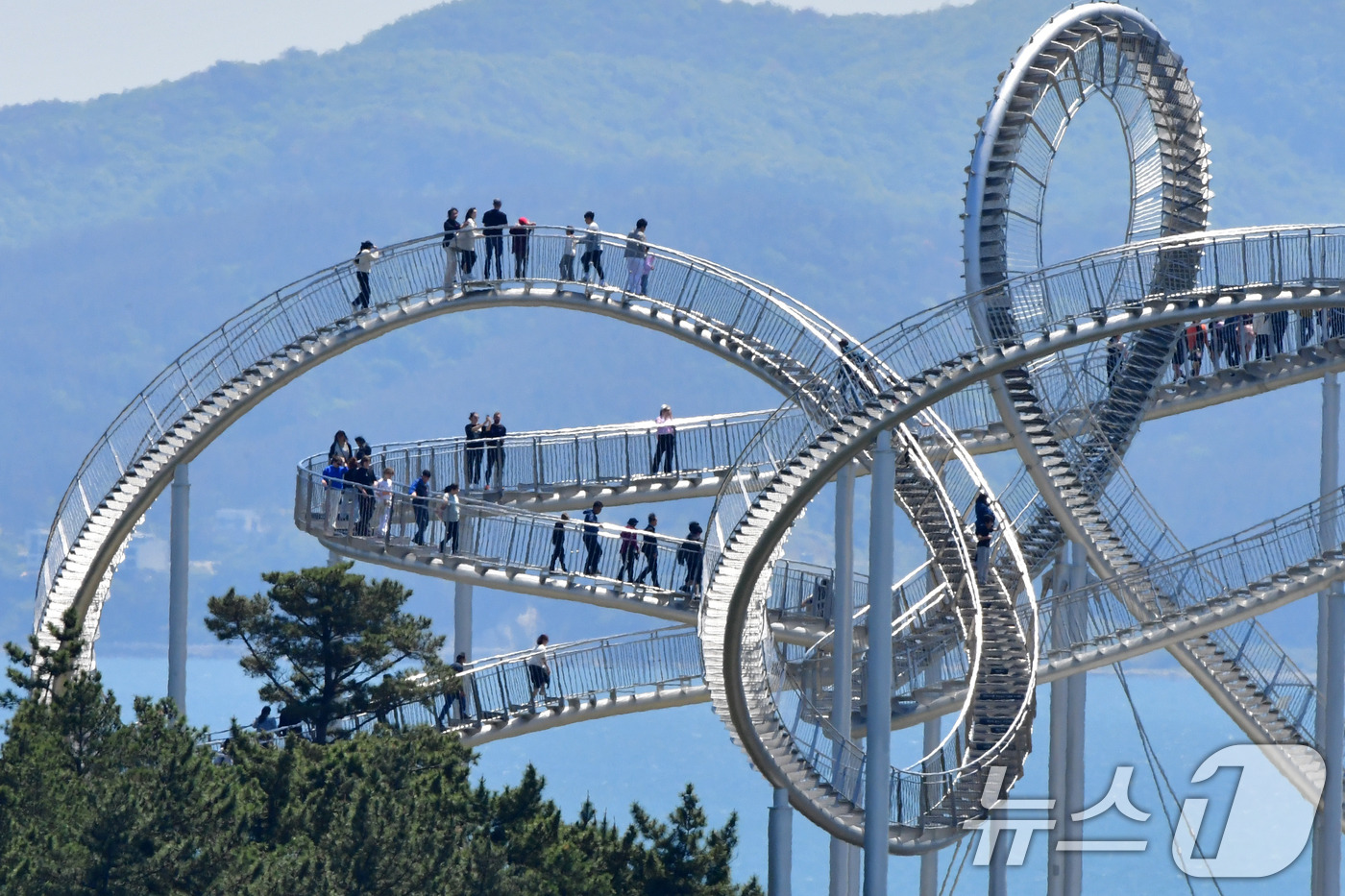 (포항=뉴스1) 최창호 기자 = 2일 경북 포항시 북구 환호공원 스페이스 워크를 찾은 관광객들이 화창한 날씨를 만끽하며 즐거운 시간을 보내고 있다.  2025.5.2/뉴스1