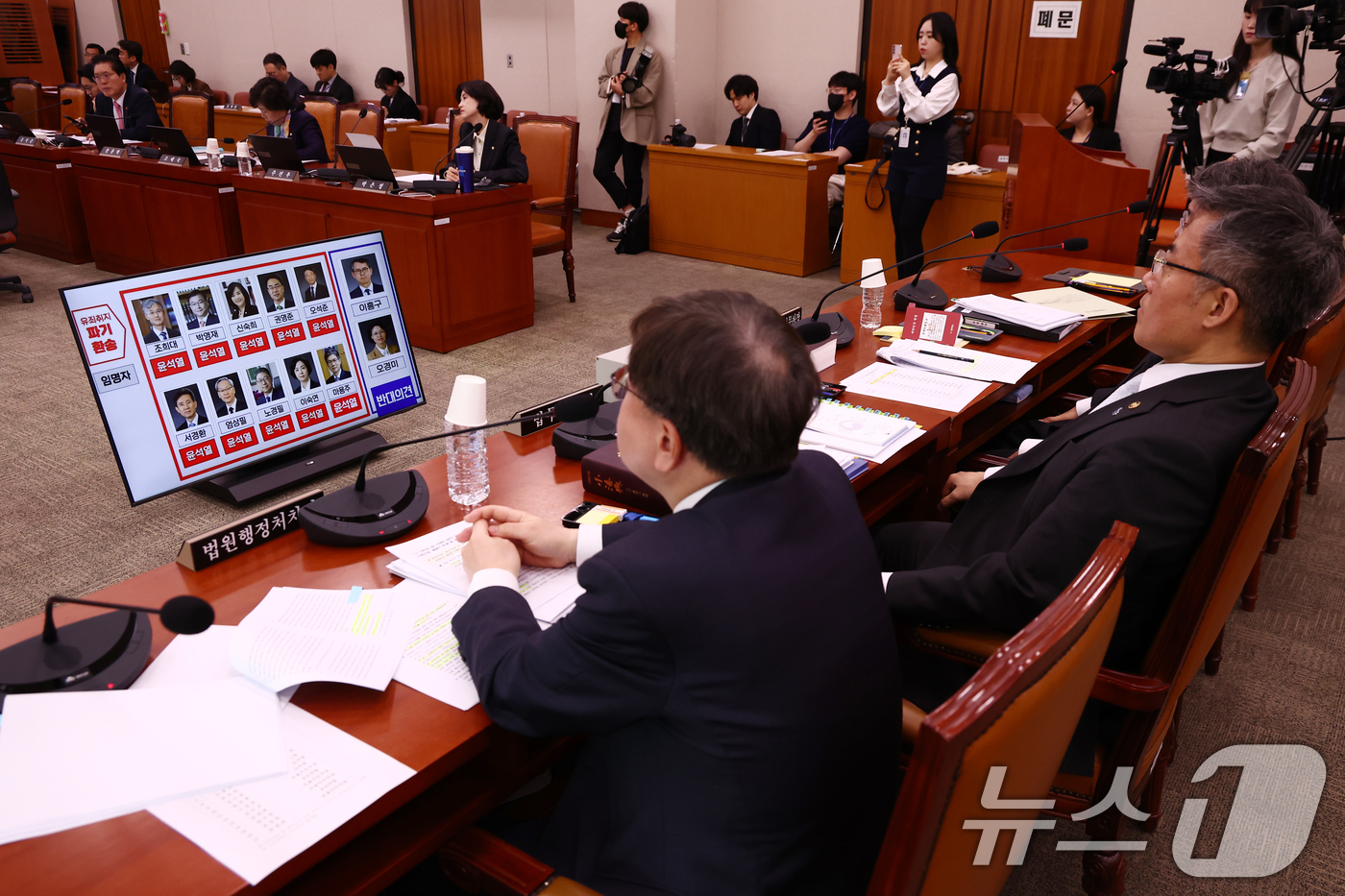 (서울=뉴스1) 김민지 기자 = 배형원 법원행정처 차장(왼쪽)이 2일 오전 서울 여의도 국회에서 열린 법제사법위원회 전체회의에서 이재명 더불어민주당 대통령 후보 공직선거법 위반 사 …