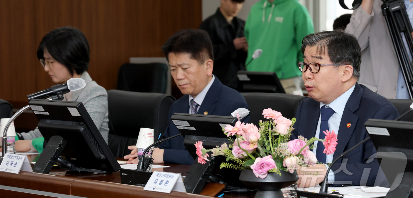 (세종=뉴스1) 김기남 기자 = 유철환 국민권익위원회 위원장(오른쪽)이 2일 세종시 정부세종청사 국민권익위원회에서 열린 초·중·고등학생 대상 청렴교육 활성화, 전남도교육청 부패취약 …