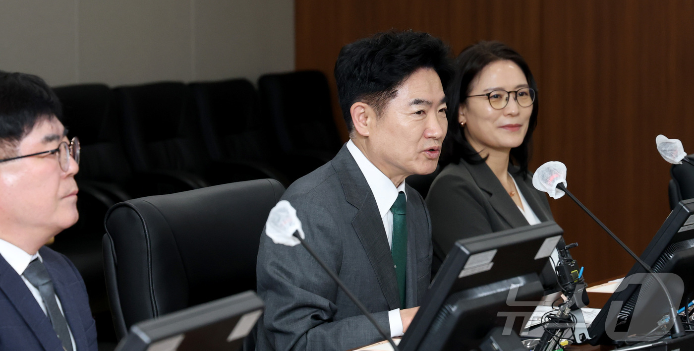 (세종=뉴스1) 김기남 기자 = 김대중 전라남도 교육감(가운데)이 2일 세종시 정부세종청사 국민권익위원회에서 열린 초·중·고등학생 대상 청렴교육 활성화, 전남도교육청 부패취약분야 …