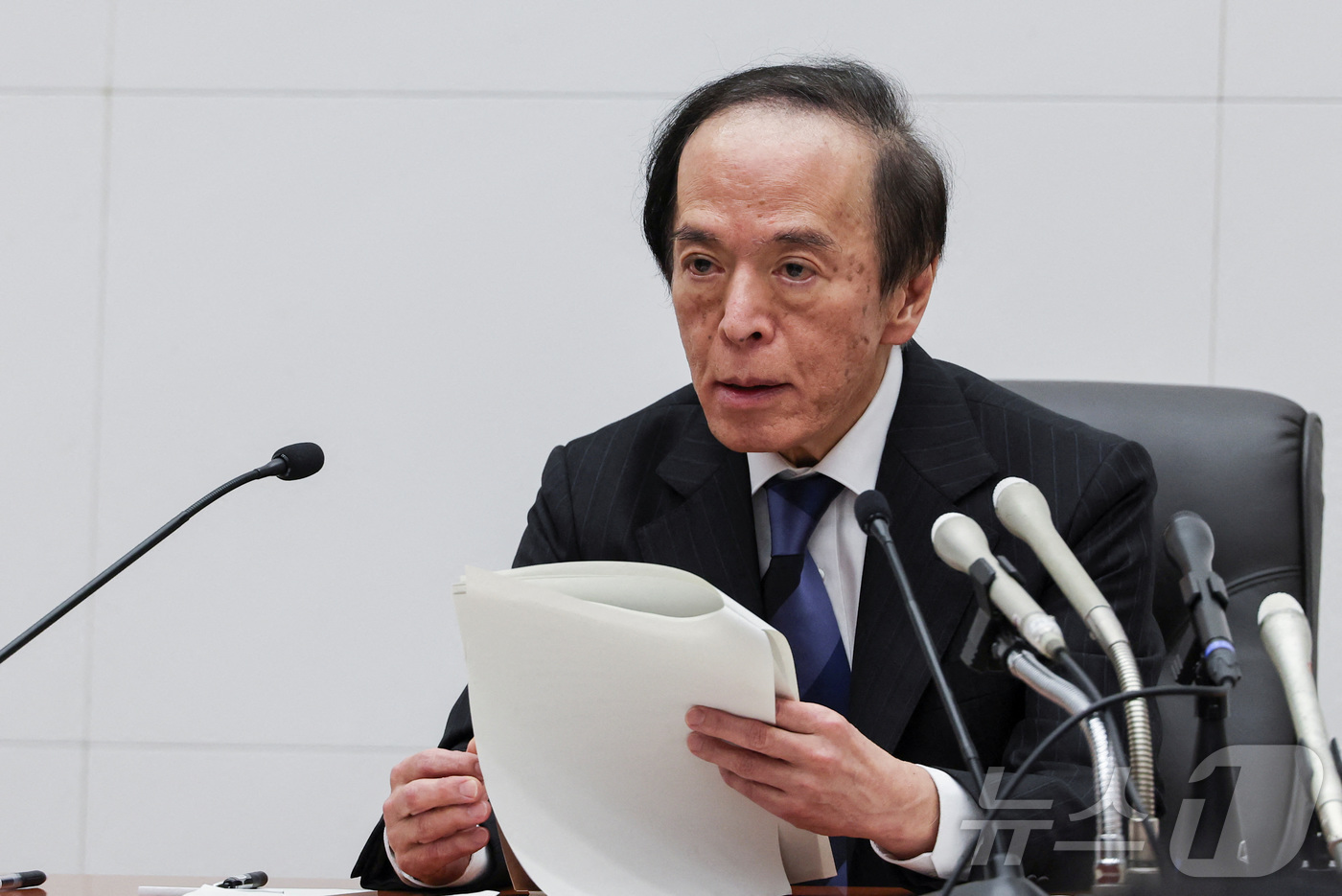 (도쿄 로이터=뉴스1) 우동명 기자 = 우에다 가즈오 일본은행 총재가 1일(현지시간) 도쿄에서 금융정책결정회의를 마친 뒤 기자회견을 갖고 "추가 금리 인상 시기는 향후 데이터에 따 …