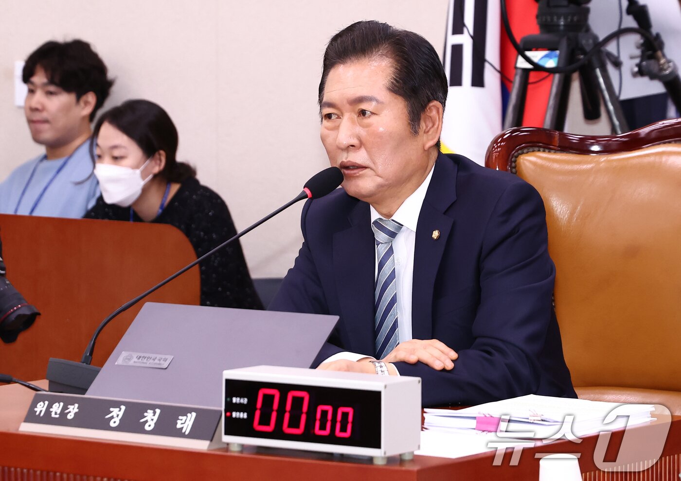 본문 이미지 - 정청래 법제사법위원장이 2일 오전 서울 여의도 국회에서 열린 법제사법위원회 전체회의에서 발언하고 있다. 2025.5.2/뉴스1 ⓒ News1 김민지 기자