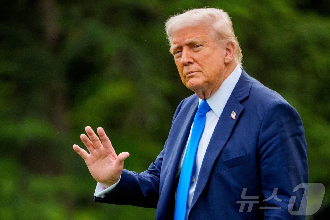 (워싱턴 AFP=뉴스1) 우동명 기자 = 도널드 트럼프 미국 대통령이 1일(현지시간) 앨라배마주 터스컬루사에 있는 앨라배마 대학에서 졸업식 축사를 하기 위해 워싱턴 백악관을 나서고 …
