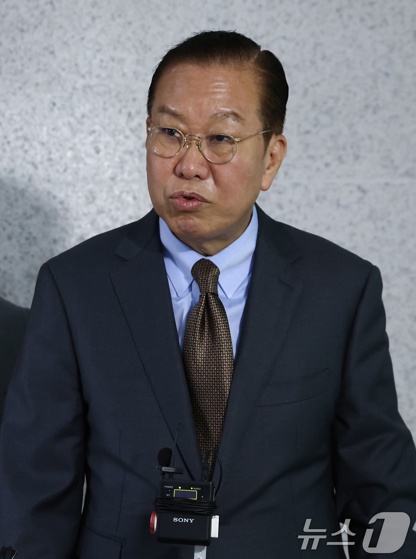 (서울=뉴스1) 김민지 기자 = 권영세 국민의힘 비상대책위원장이 2일 오전 서울 여의도 국회 의원회관에서 한덕수 전 국무총리의 대통령 선거 출마 선언과 관련한 취재진 질의에 답변하 …