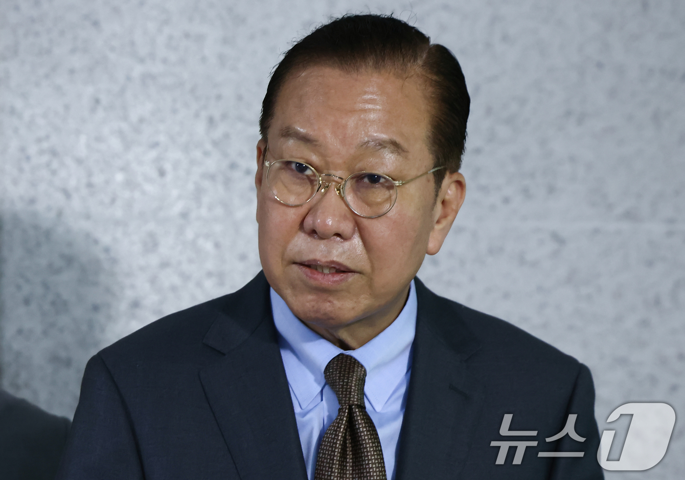 (서울=뉴스1) 김민지 기자 = 권영세 국민의힘 비상대책위원장이 2일 오전 서울 여의도 국회 의원회관에서 한덕수 전 국무총리의 대통령 선거 출마 선언과 관련한 취재진 질의에 답변하 …