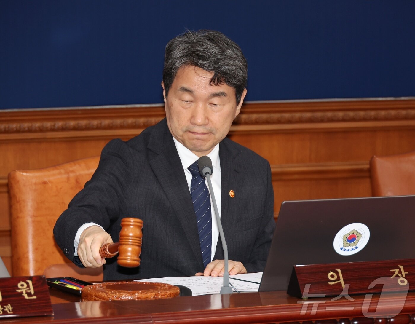 본문 이미지 - 이주호 대통령 권한대행 부총리 겸 교육부 장관이 2일 서울 종로구 정부서울청사에서 열린 국무회의에서 의사봉을 두드리고 있다. &#40;교육부 제공, 재판매 및 DB 금지&#41; 2025.5.2/뉴스1 ⓒ News1 임세영 기자